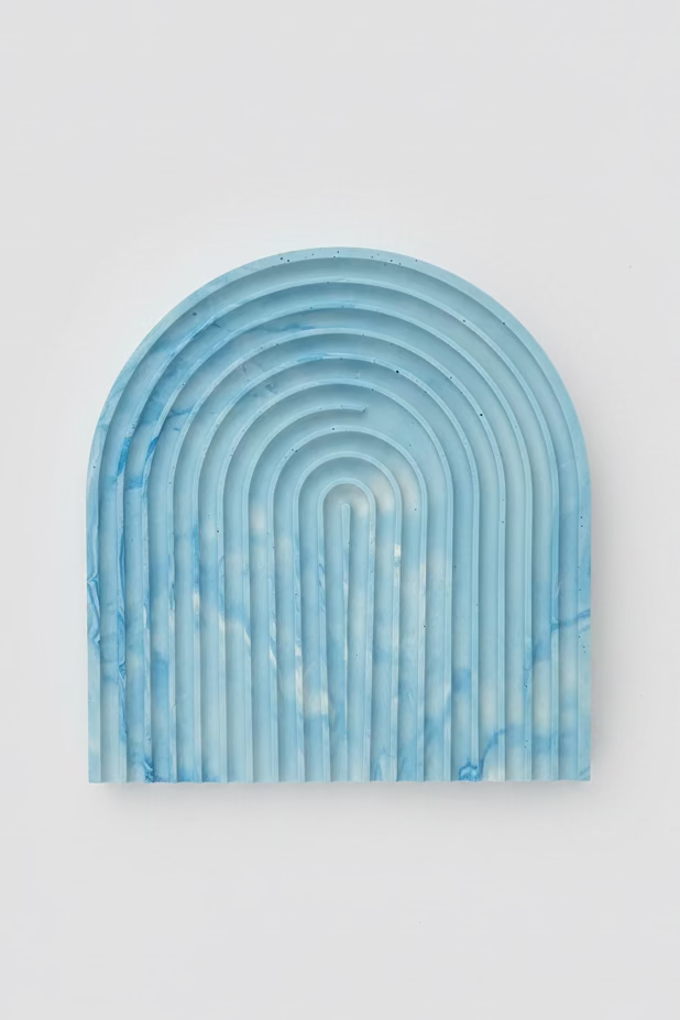 Arch groove tray