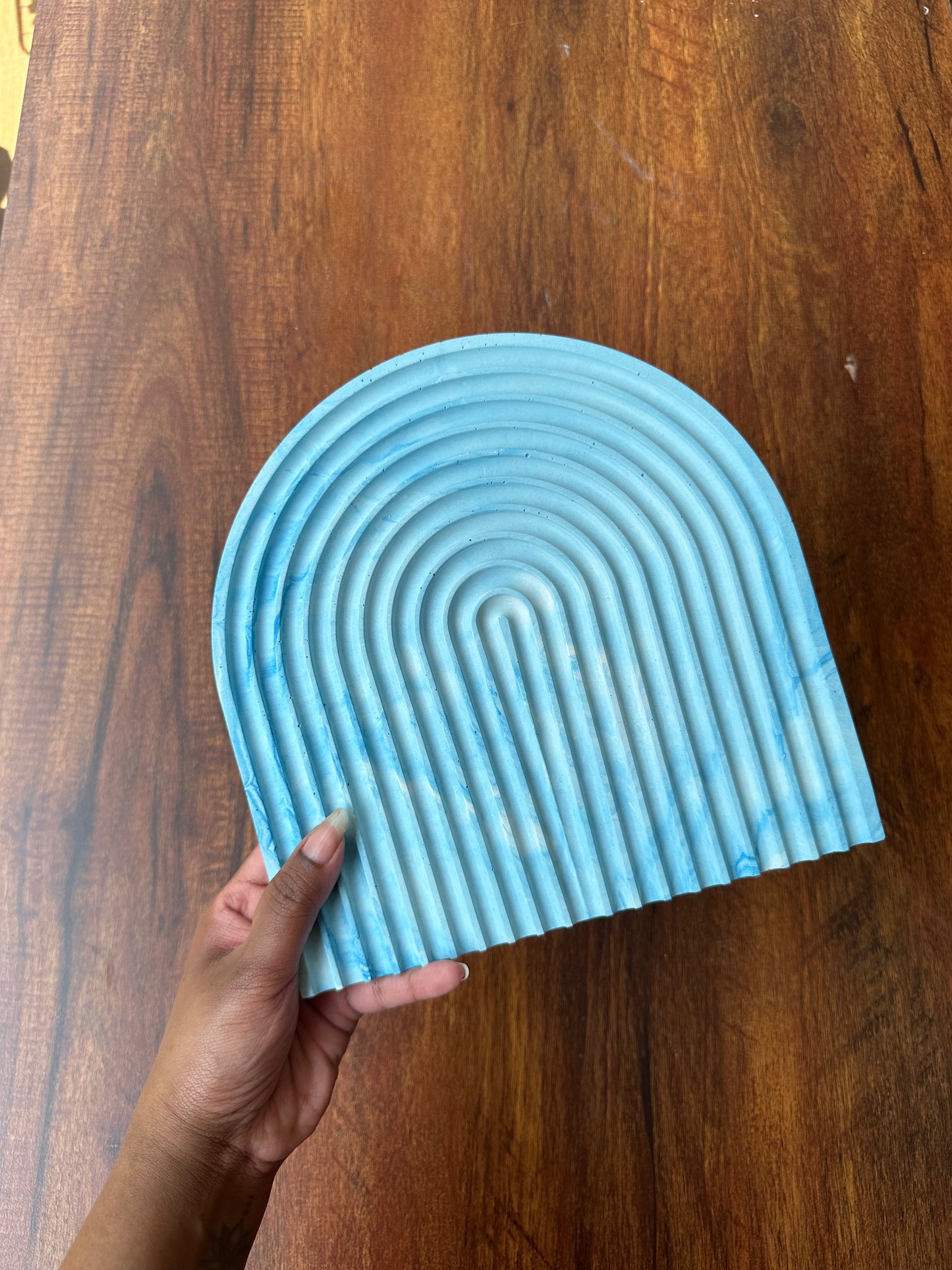 Arch groove tray
